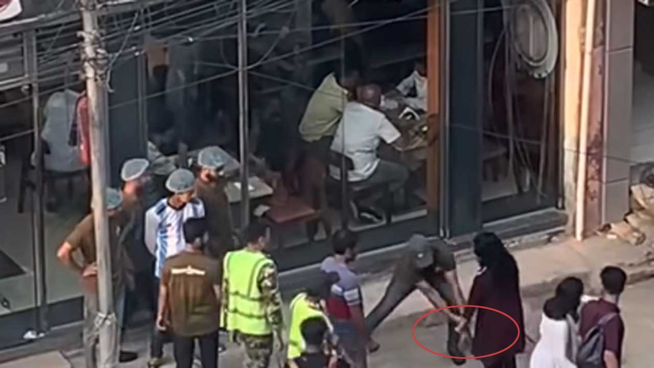 তরুণীকে মারধর: আপন কফি হাউজের তিনজন পুলিশ হেফাজতে